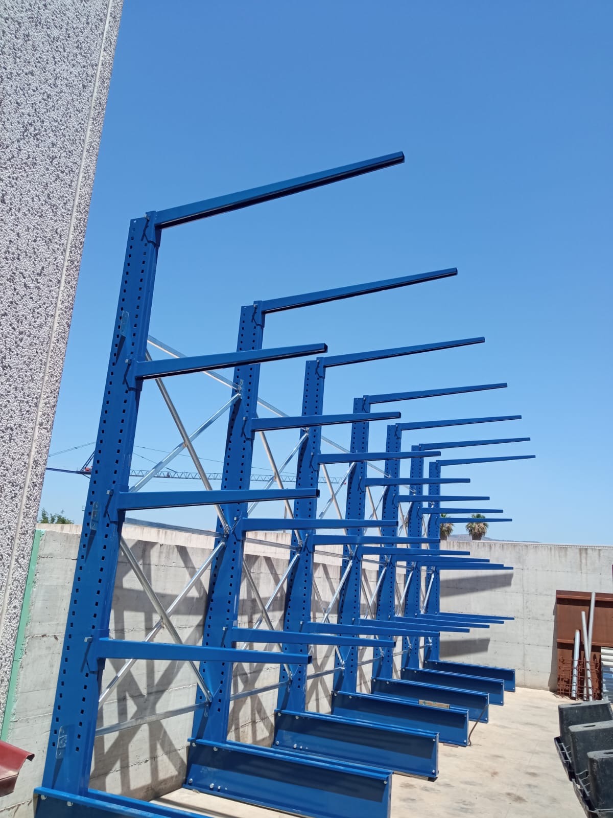 Scaffalatura cantilever a bracci per materiale lungo installata in Campania
