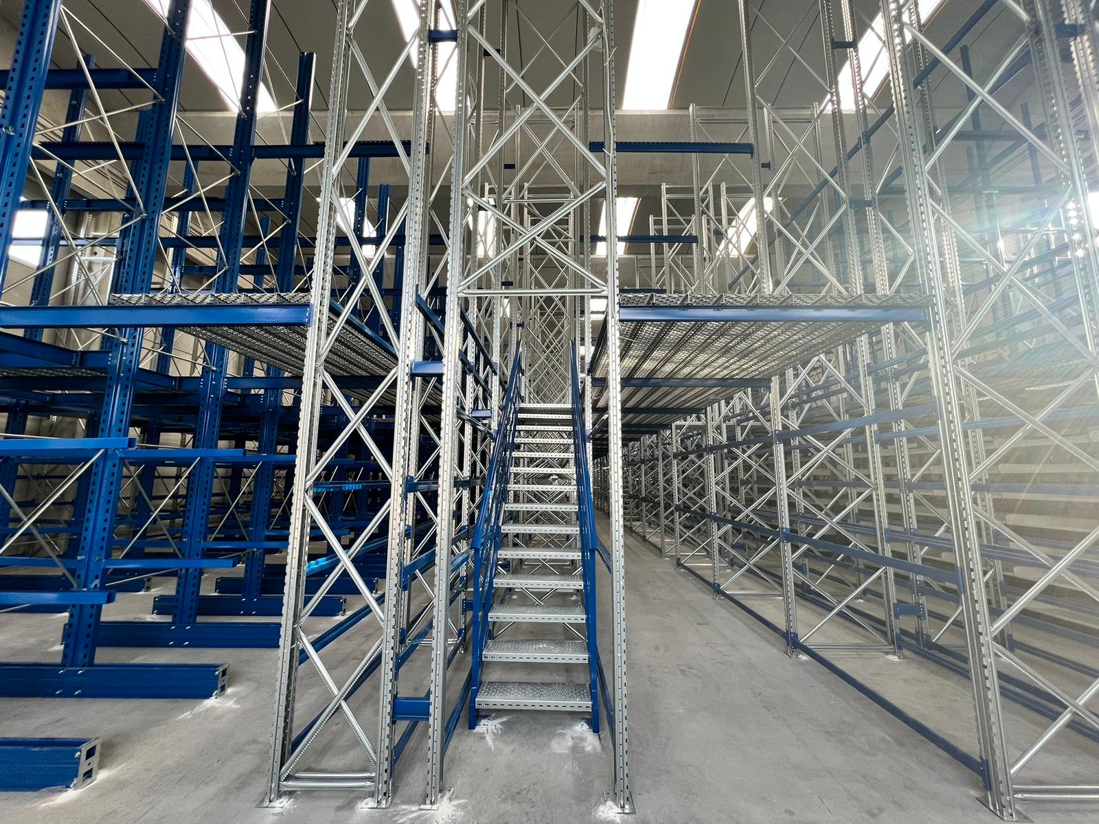 Soppalco industriale con scaffalatura multipiano realizzato in Campania