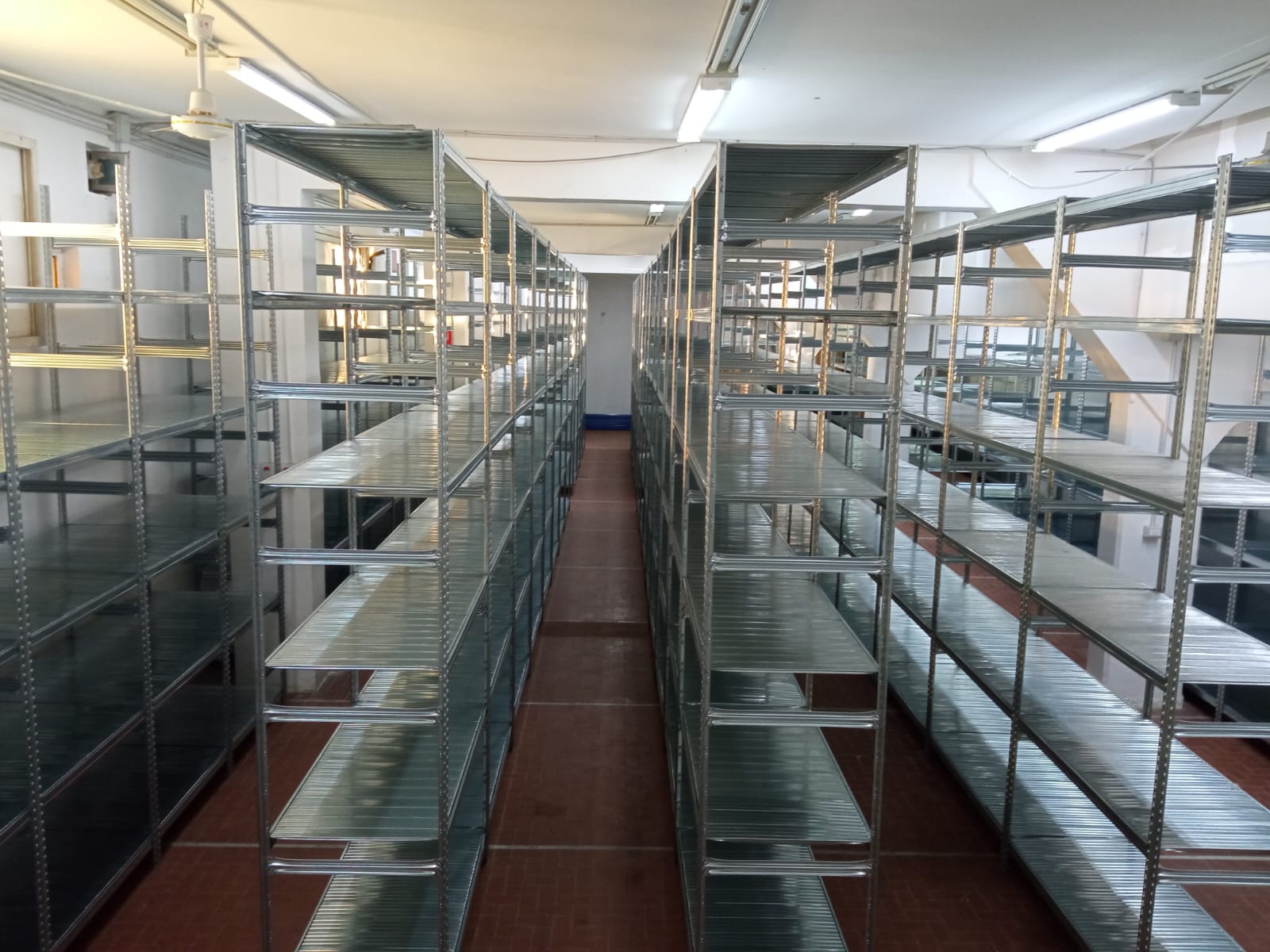 Scaffali metallici a ripiani in un magazzino in Campania