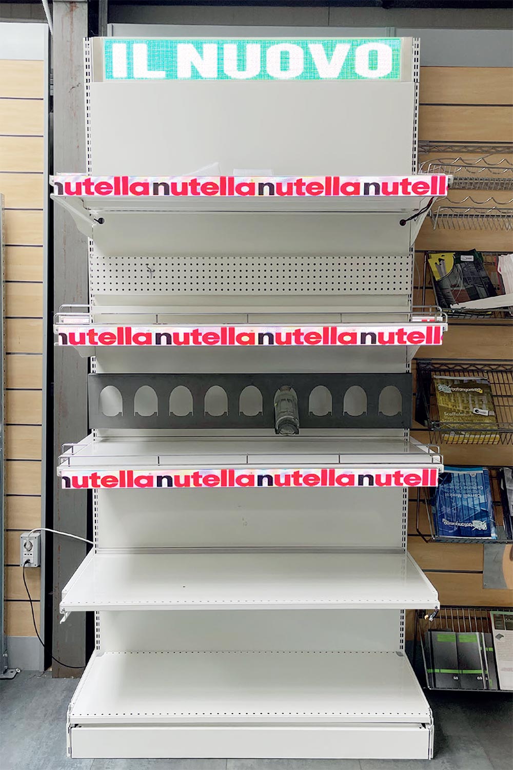 Supermercato allestito con scaffalature a gondola e a parete in Campania