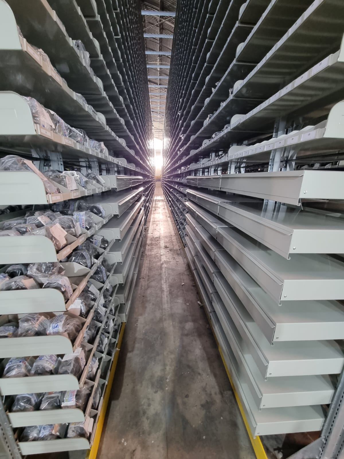 Magazzino autoricambi con scaffalature per componenti auto