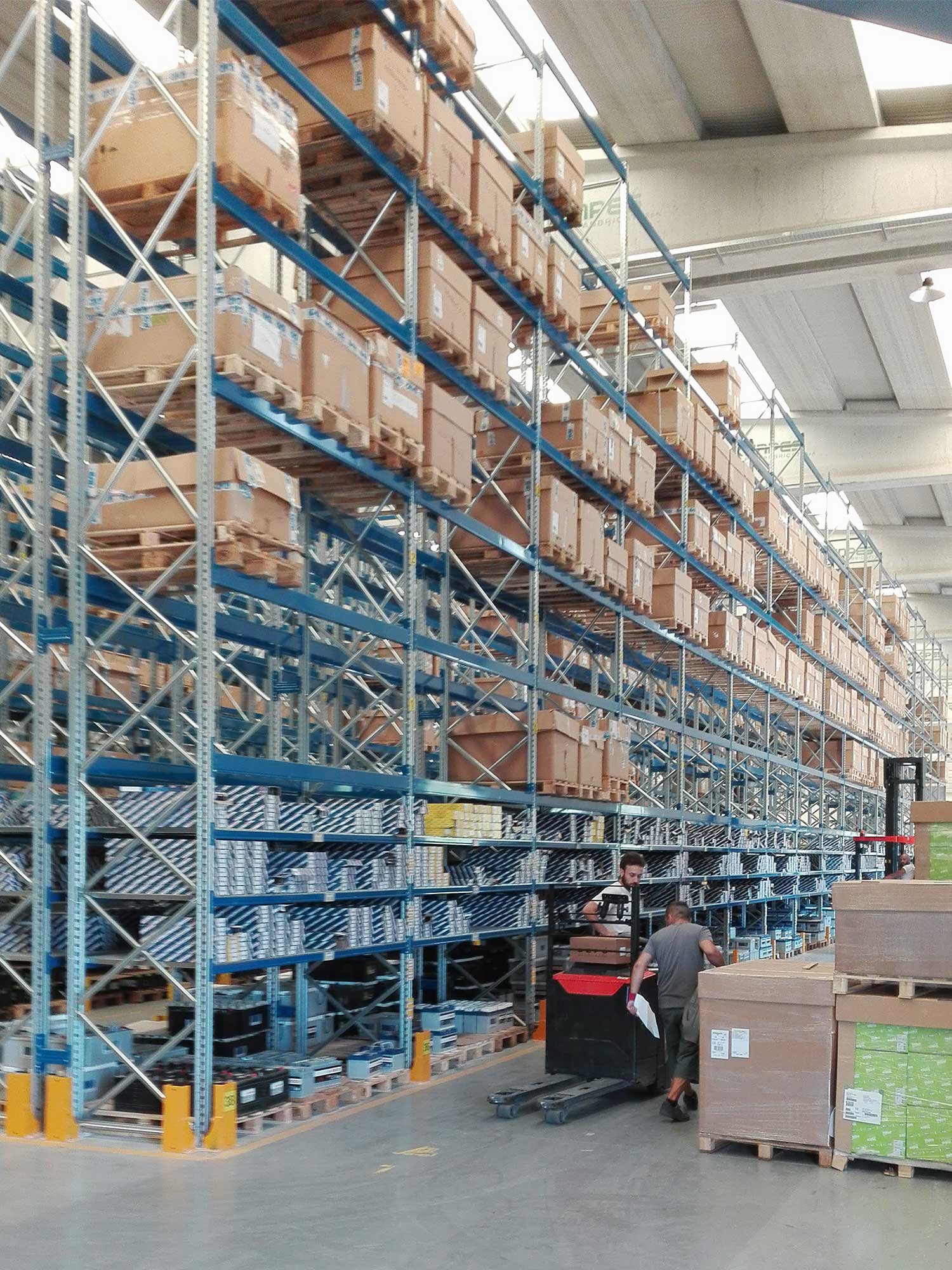 Magazzino misto con aree pallet e zona picking